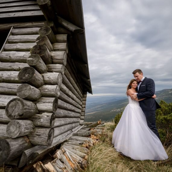 zdjęcia ślubne na szczycie, górski plener ślubny, ślub w górach, fotografia młodej pary