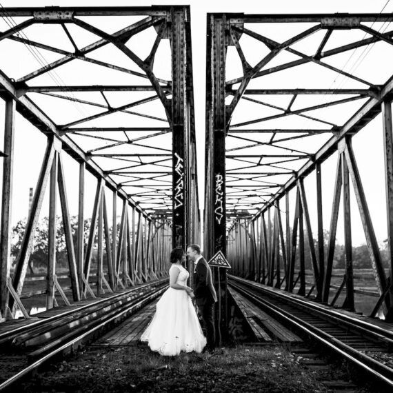 industrialne plenery ślubne, sesja poślubna, b&amp;w, czarno białe zdjęcia